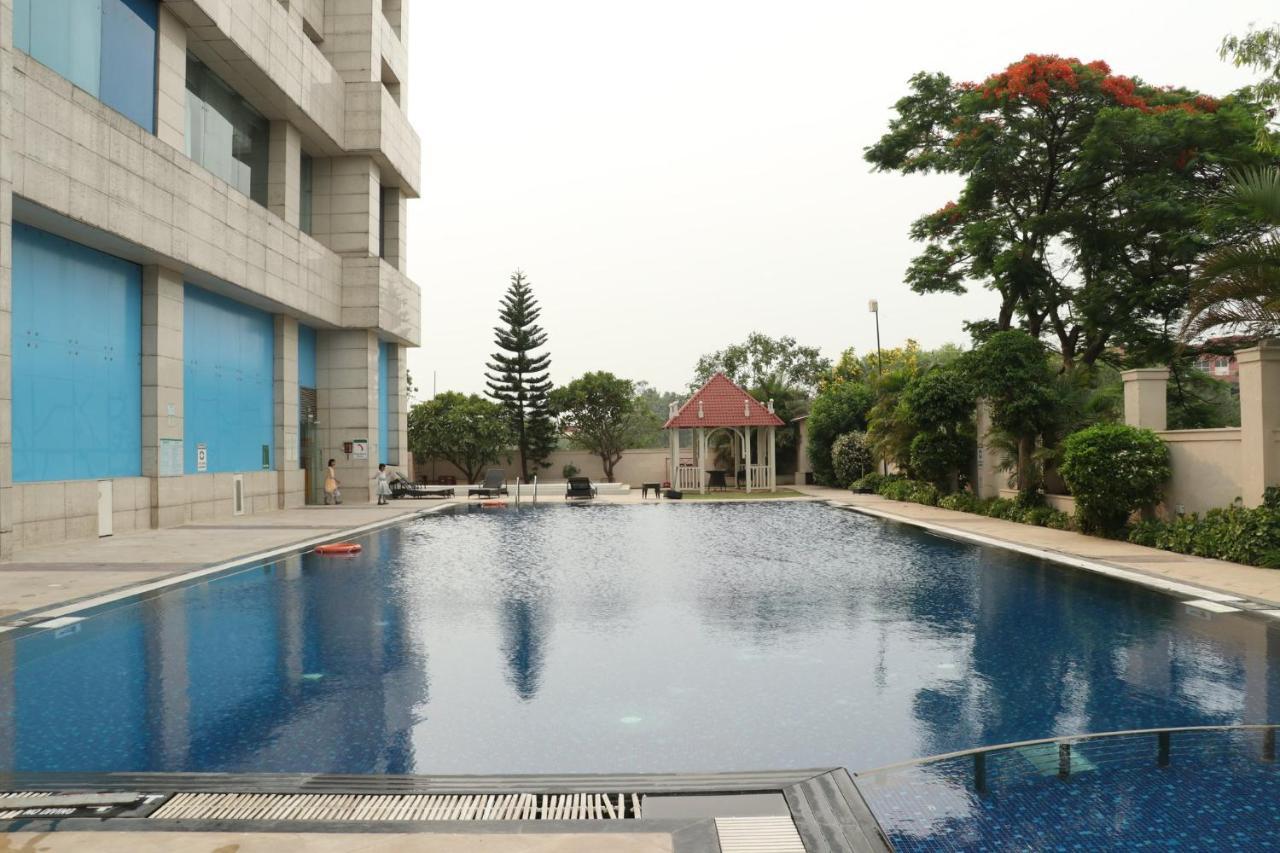 Holiday Inn Chandigarh Panchkula, An Ihg Hotel Esterno foto Swimming pool at the hotel