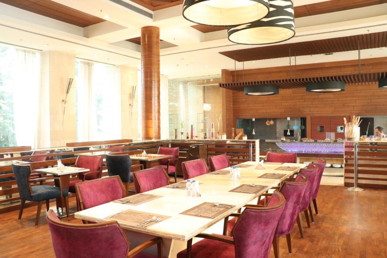 Holiday Inn Chandigarh Panchkula, An Ihg Hotel Esterno foto The restaurant