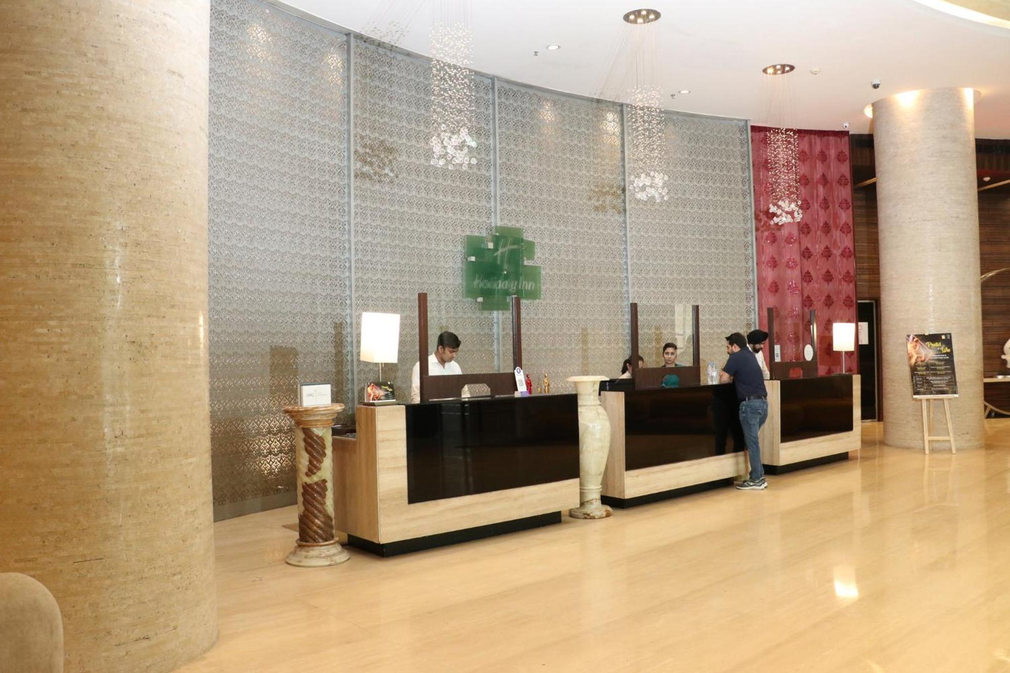 Holiday Inn Chandigarh Panchkula, An Ihg Hotel Esterno foto The lobby of the hotel