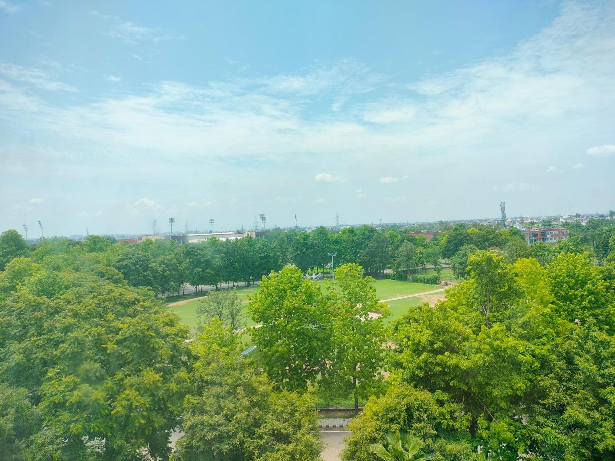 Holiday Inn Chandigarh Panchkula, An Ihg Hotel Esterno foto View of the park from the observation tower